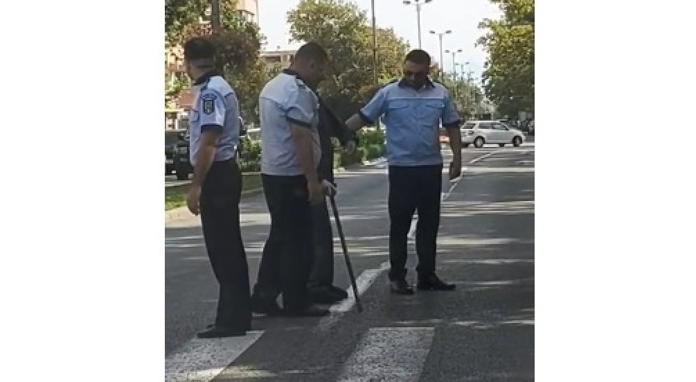 3 polițiști au ajutat un bătrân să treacă strada, cu toate că acesta nu voia să traverseze!