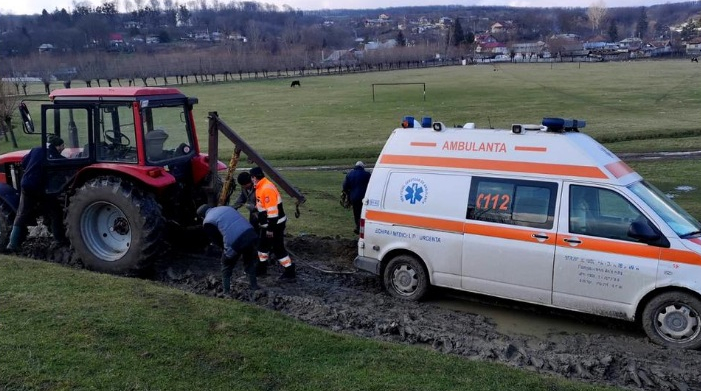 Ambulanță blocată în noroi și scoasă cu un tractor. Dacă folosea rețeaua de tuneluri dacice, nu se ajungea aici!