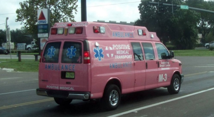 A apărut ambulanța roz cu două asistente care răpesc bărbați și le fac sex oral!