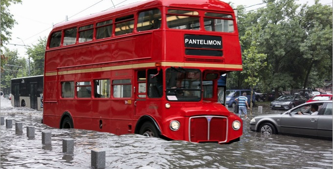 Bucureștenii vor autobuze supraetajate ca la Londra, ca să nu le mai intre apă în pantofi când plouă!