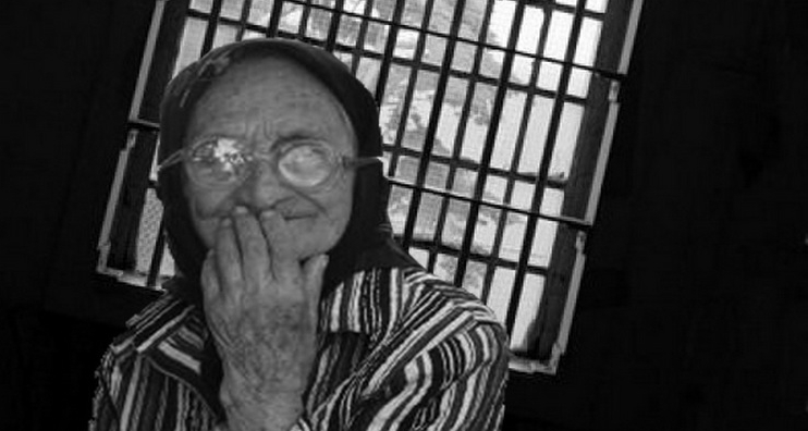 O bătrână care vindea leuștean fără bon a fost închisă pe viață ca să nu fugă în Costa Rica!