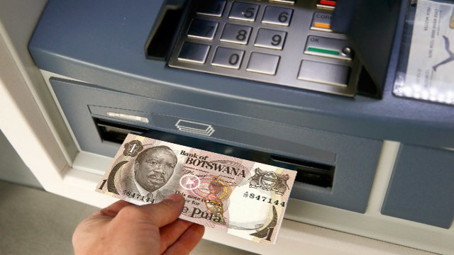 Tot mai mulți români trec la moneda din Botswana: bagă cardul la bancomat și scot pu…