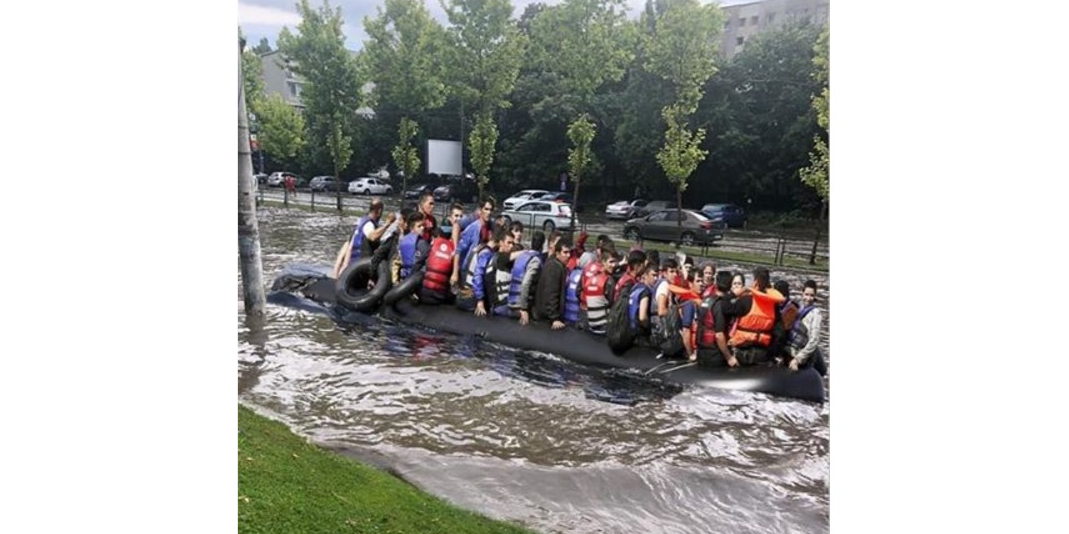 În urma inundațiilor, o barcă cu refugiați a ajuns în sectorul 3!