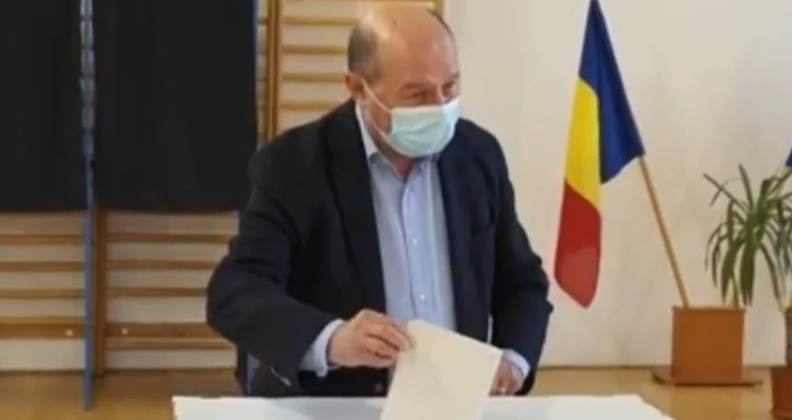 Băsescu a votat mai târziu ca să păstreze distanța de 2 litri față de ceilalți candidați!