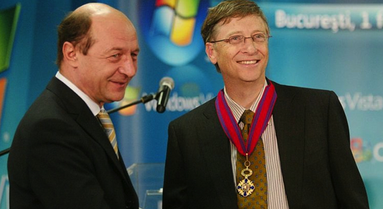 Poză din 2007: Băse îi povesteşte lui Bill Gates cum a vaccinat-o pe Udrea!
