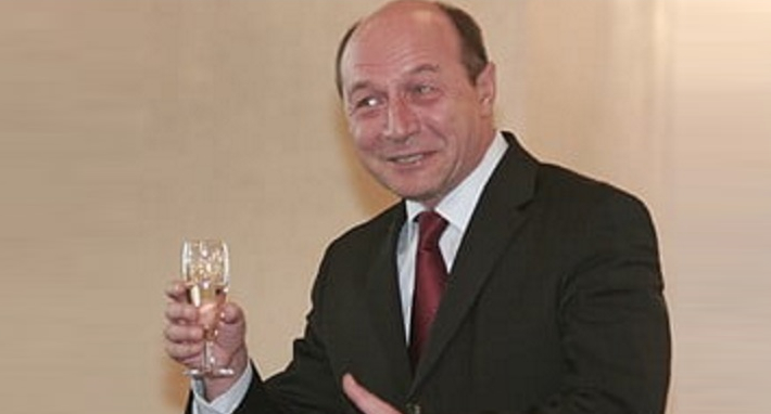 Băsescu susține că alții au turnat. El doar a băut!
