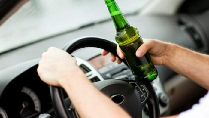 Poliția recomandă șoferilor să nu bea la volan, pentru că din cauza gropilor din asfalt riscă să verse băutura!