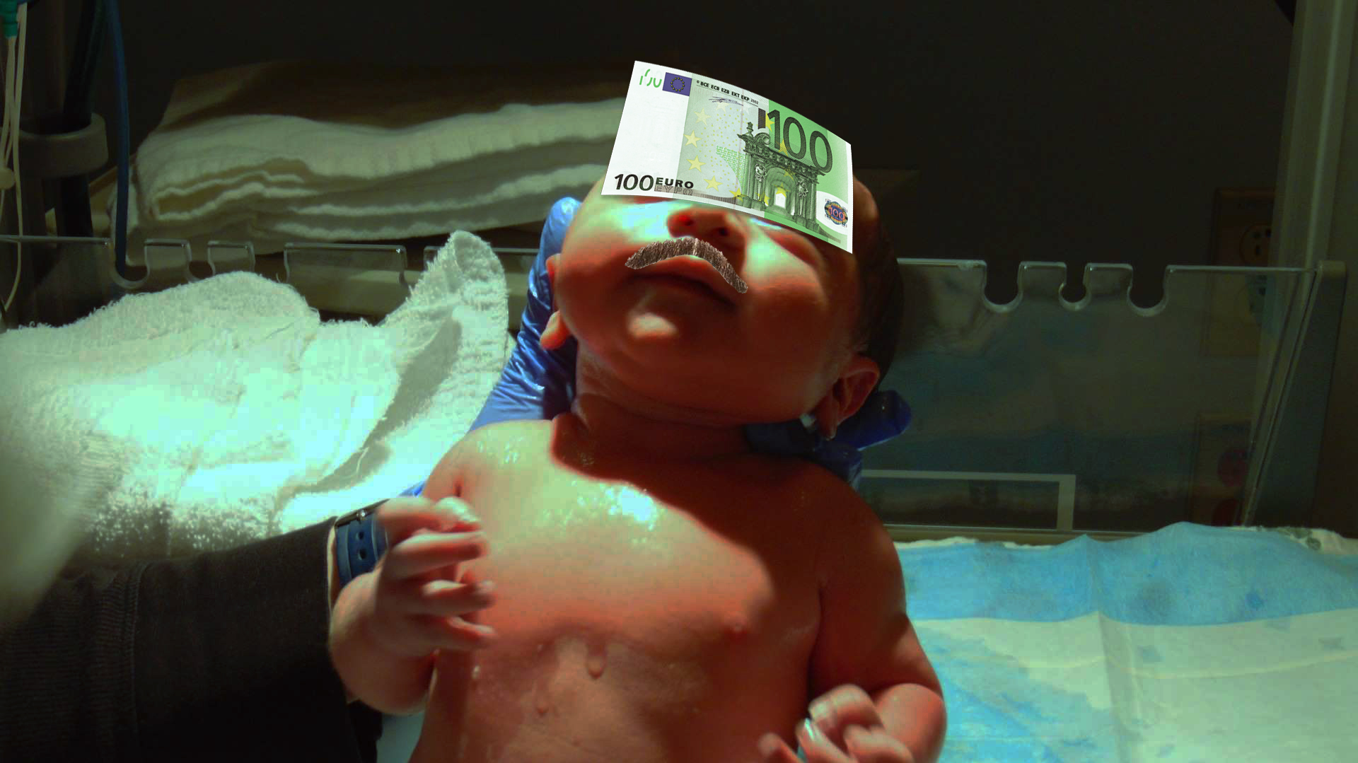 Copilul unui manelist s-a născut cu șpaga pentru asistentă lipită pe frunte!