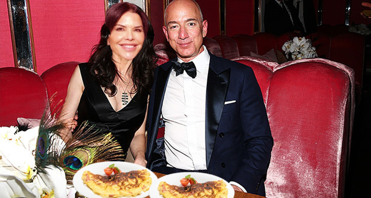 Opulență: Jeff Bezos a venit cu amanta la Mamaia şi a comandat DOUĂ omlete la terasă!