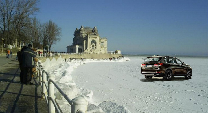 A înghețat Marea Neagră. Acum se poate intra cu BMW-ul până în larg!