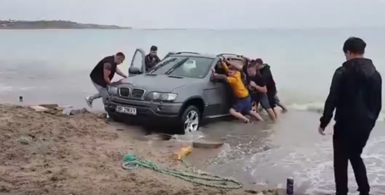 România va asfalta Marea Neagră, ca să nu mai rămână cocalarii cu mașinile în apă!