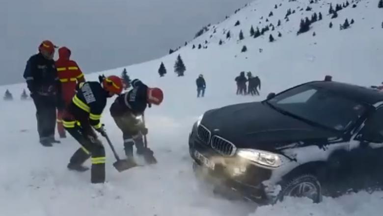 Degeaba ai BMW dacă nu rămâi blocat vara în nisip pe plajă şi iarna în zăpadă pe munte, în locuri închise circulației rutiere!