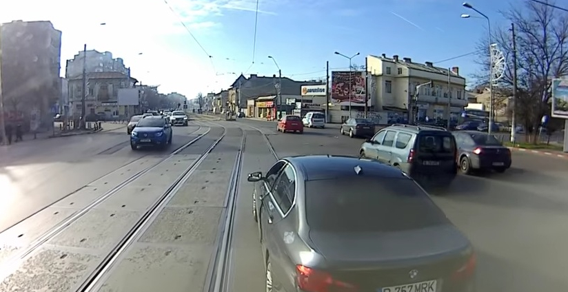 BMW lovit de un tramvai pe care îl şicana. Vatmanul e de vină, că circula pe linia de BMW!