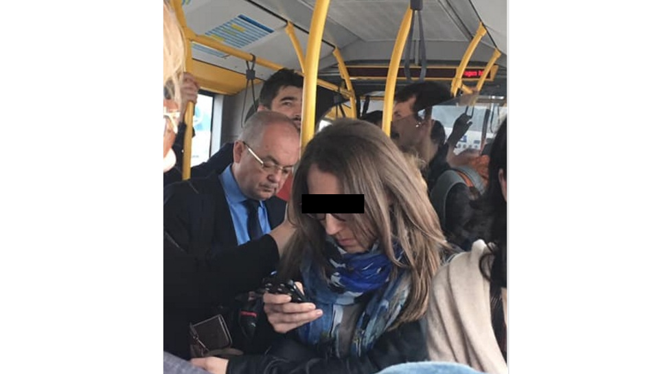 Emil Boc circulă cu autobuzul. Primarii bucureșteni nu s-au mai urcat în autobuz de pe vremea când furau portofele!