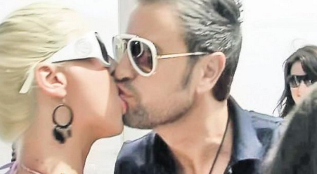 S-a întors lumea cu curu-n sus: Botezatu sărută o femeie!
