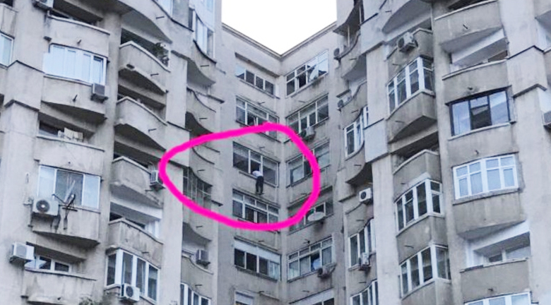 Un bucureștean amenință că se aruncă de la etajul 7 dacă Dragnea nu e eliberat. Iar e Mircea Badea singur acasă?
