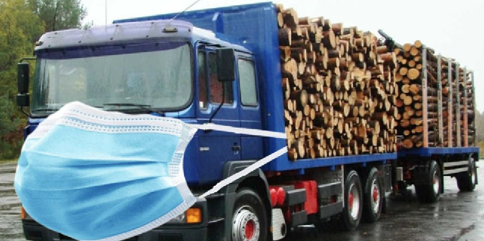 Masca devine obligatorie şi pentru camioanele cu lemne!