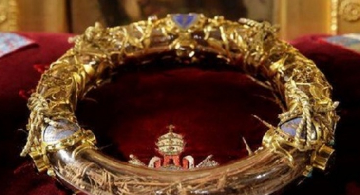 A fost salvată coroana cu spini de aur a lui Iisus! Inițial avea doar spini, aurul s-a depus între timp de pe hainele popilor