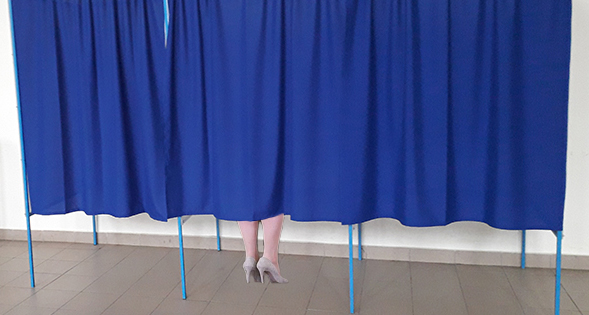 Viorica Dăncilă stă de 30 de minute în cabina de vot. Calculează aria dreptungiului în care trebuie să pună ştampila!