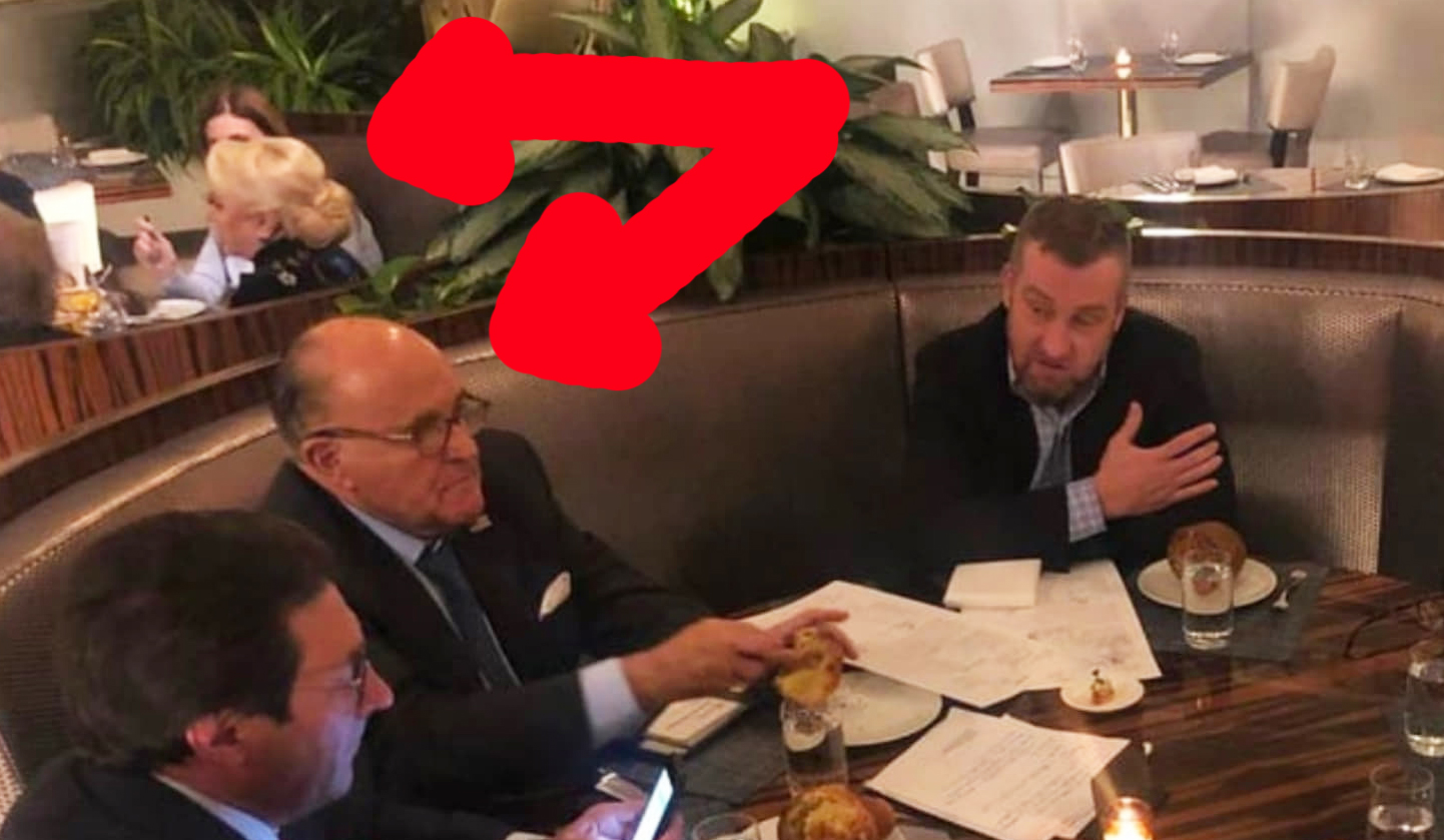 Poza cu Veorica luând masa lângă Giuiani la hotelul lui Trump e trucată! Unde s-a mai văzut bucătăreasă să stea la masă cu clienții?