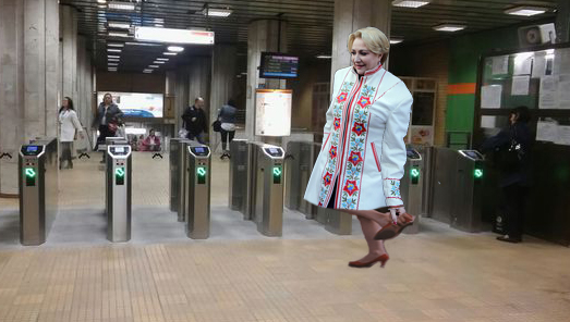 Viorica Dăncilă se descalță când intră la metrou!