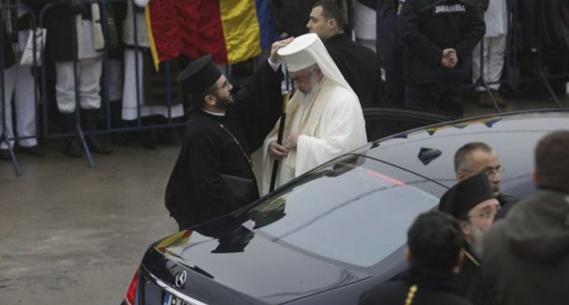 Patriarhul Daniel: "Mercedesul de lux cu care mă plimb este al SPP, adică al Sfinților Petru și Pavel!"