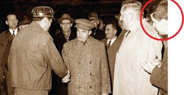 Poetul-portofel Mircea Dinescu făcându-se că lucrează în timpul unei vizite a tovarăşului Nicolae Ceauşescu, tiranul