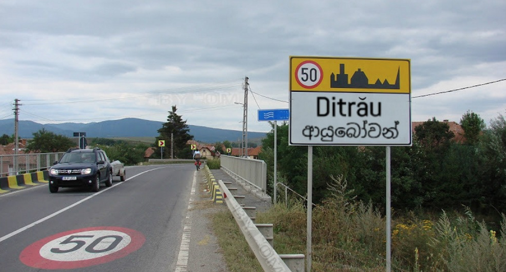 Scandal în Harghita: indivizi necunoscuți au modificat indicatoarele bilingve. Acum sunt în română și srilankeză!