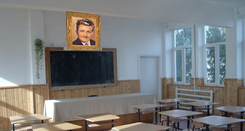 Sărbătoare în școli după dezastrul de la simulare: tabloul lui Dragnea a fost pus în fiecare sală, deasupra tablei!