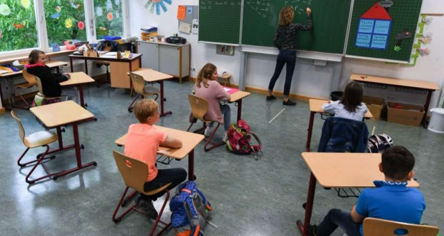 În Germania, copiii merg fără mască la şcoală pentru că, printre altele, în Germania nu sunt sute de şcoli cu veceul în fundul curții
