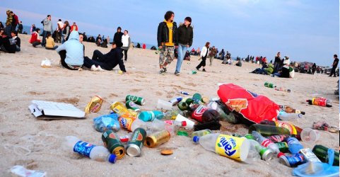 Dezastru ecologic: Pe plaja din Vama Veche au fost găsite urme de nisip printre gunoaie!