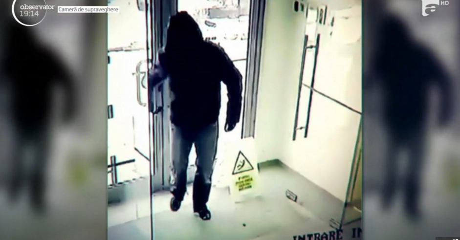 Hoțul care s-a șters pe picioare la intrarea în bancă a fost identificat: e soțul femeii de serviciu!