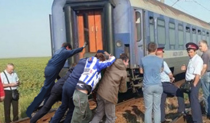 Călătorii rapidului Arad-București au coborât din tren și l-au împins ca să ajungă mai repede!