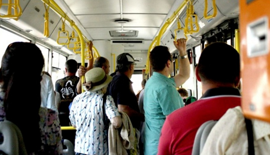 Clipe de coșmar într-un autobuz bucureștean: mai mulți călători sunt suspectați că ar fi făcut duș!