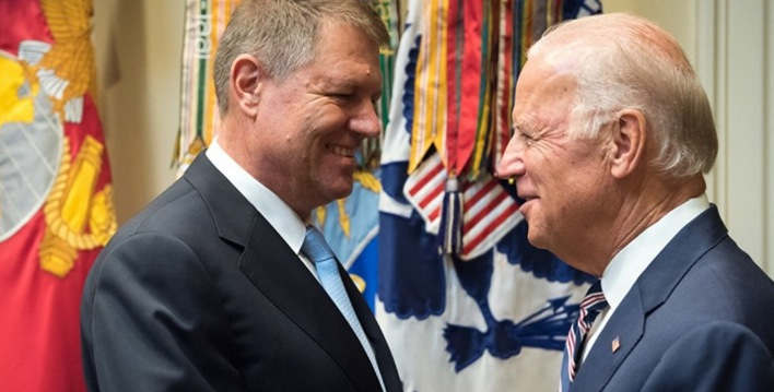 Klaus Iohannis i-a scris lui Joe Biden: "Stimate domnule Președinte-ales, am deosebita onoare și plăcerea să vă întreb: când să vin după şapcă?"