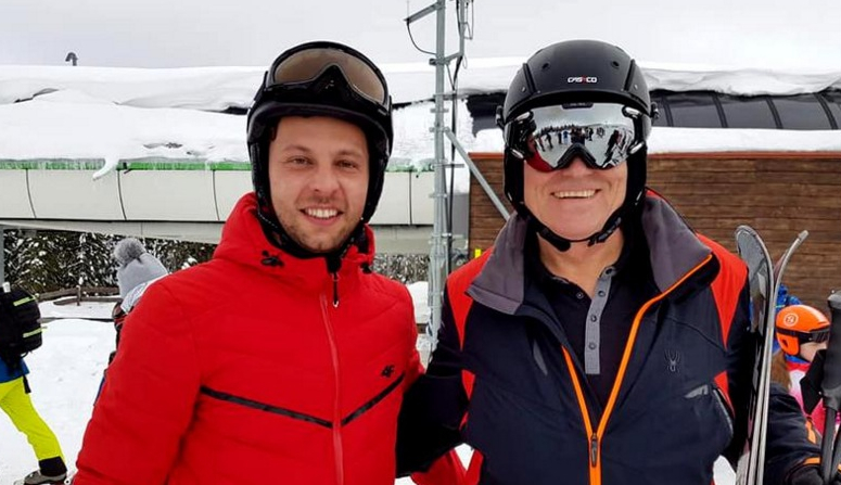 Iohannis din nou la schi. Vă dați seama că Mircea Badea ar lua bătaie și la schi?