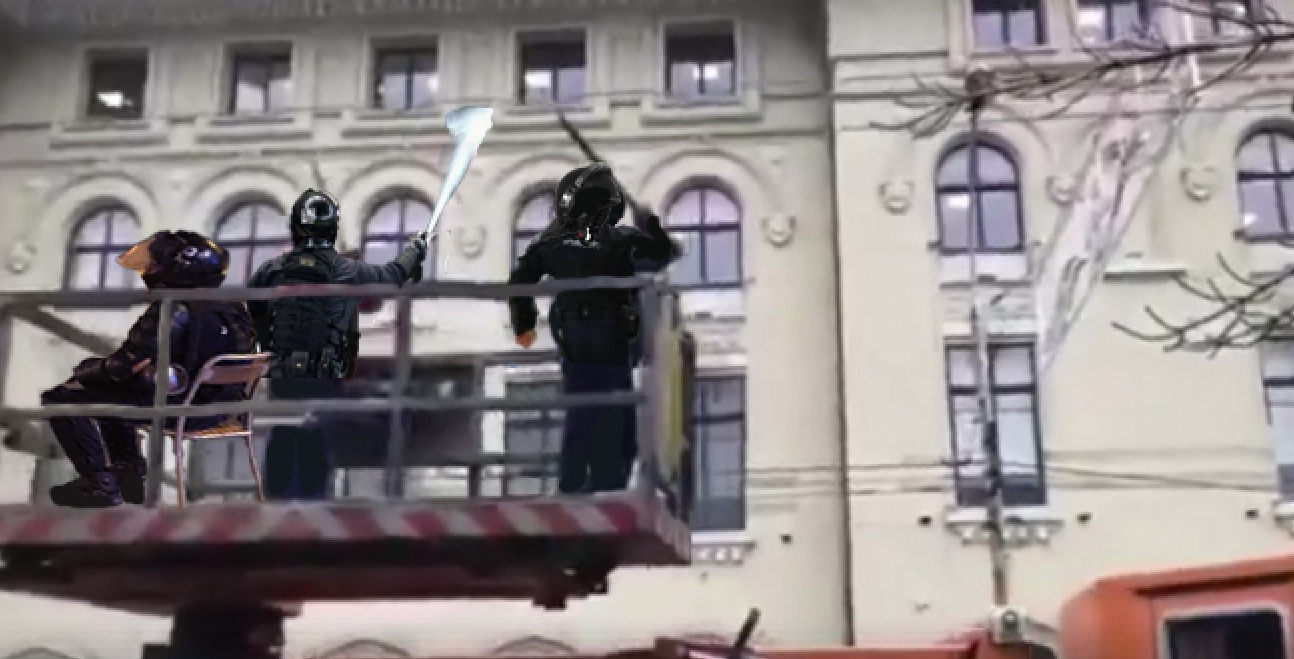 Nu iartă nimic: jandarmii au ieșit să bată și să gazeze cablurile de troleibuz!