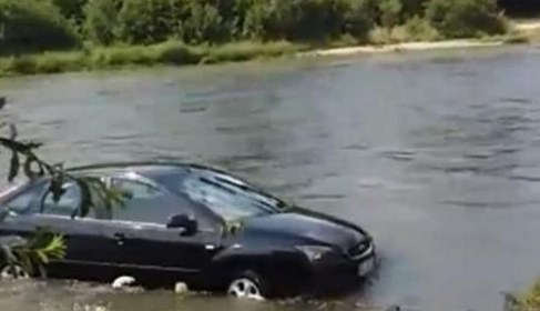 Cocalar care își spăla mașina la râu dă râul în judecată că nu l-a claxonat când a crescut apa!