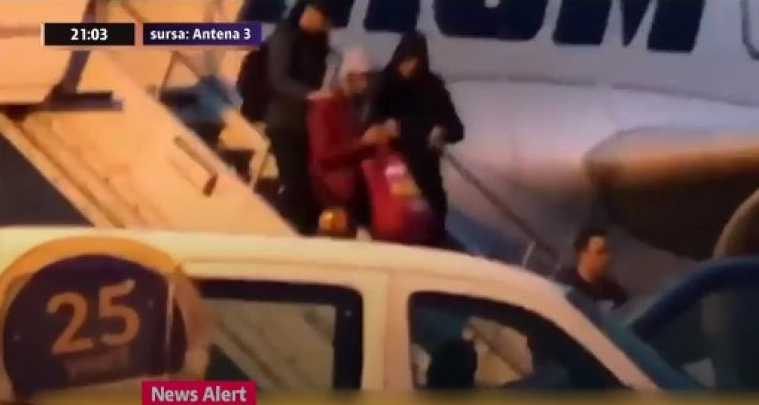 E dat dreacu Dragnea: Mazăre a coborât din avion având în mână o pungă cu sigla PSD!
