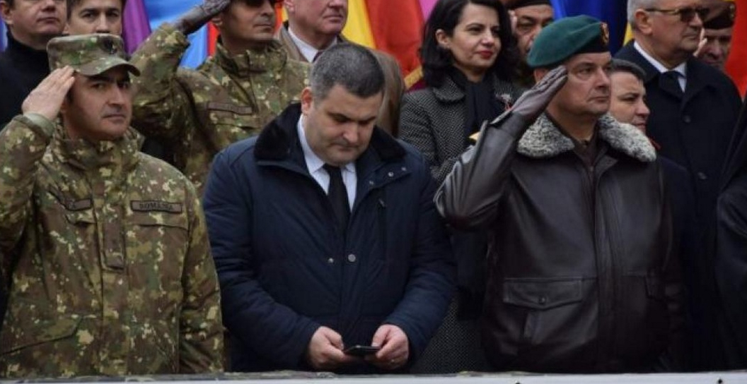 Ministrul Apărării pe telefon în timpul onorului: căuta pe Google ce înseamnă "onor", că el nu a făcut armata