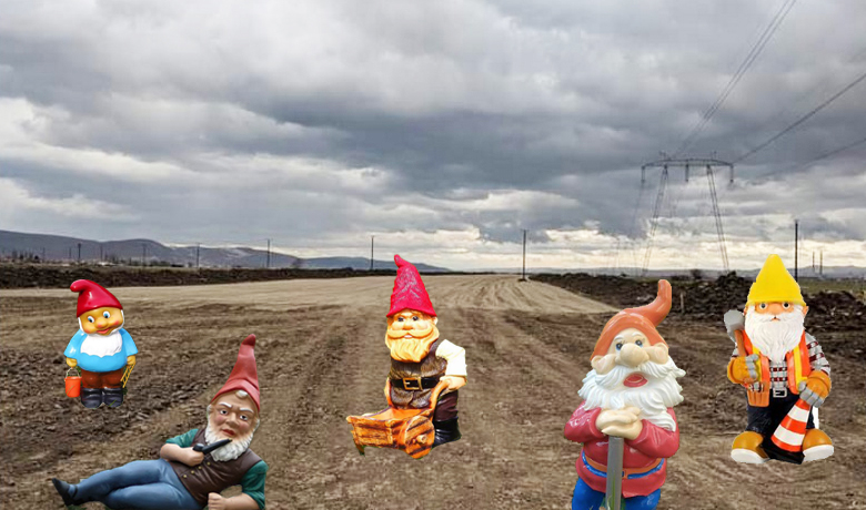 Guvernul a pus pitici de grădină pe Autostrada Moldova, ca să pară că se lucrează!