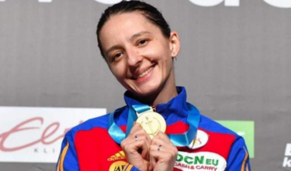 Scrimera Ana-Maria Popescu a câştigat Cupa Mondială la spadă! O felicităm și o rugăm să le taie mingea băieților de la fotbal!