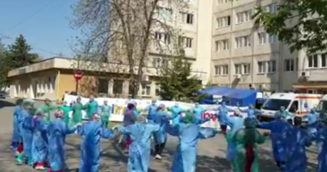 Cadrele medicale de la Spitalul "Victor Babeş" din Craiova au încins o horă în curte. Nu de combinezoane avem nevoie, ci de costume populare!