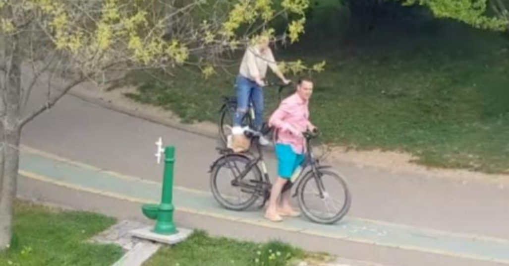 Robert Negoiță se plimbă cu bicicleta în parc, pentru că în țara asta doar sărakii iau amendă dacă nu respectă legile