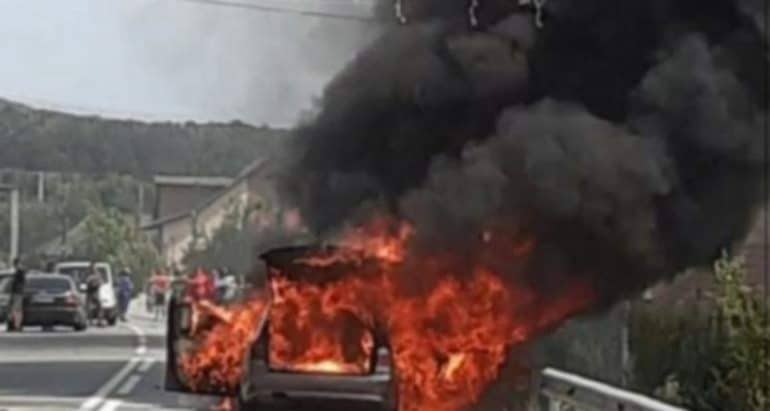 Un BMW a luat foc pe un drum județean. Cauza: șoferul ar fi încercat să semnalizeze!