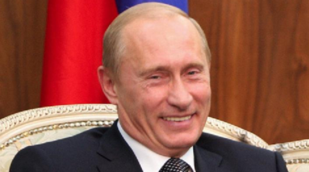 Putin anunță că Rusia a obținut primul vaccin anti-Covid din lume. Printre efectele adverse se numără și căderea de la etaj!