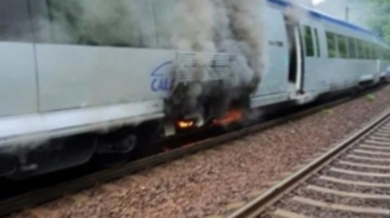 Tren în flăcări pe Valea Prahovei! Gonind cu 30 km/h, a luat foc la frecarea cu aerul!