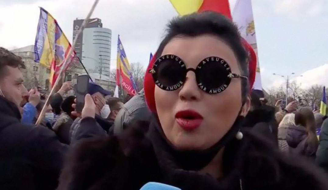 Bahmuțeanca protestează pentru obligativitatea purtării chiloților: "Apără de viol cum apără masca de virus!"