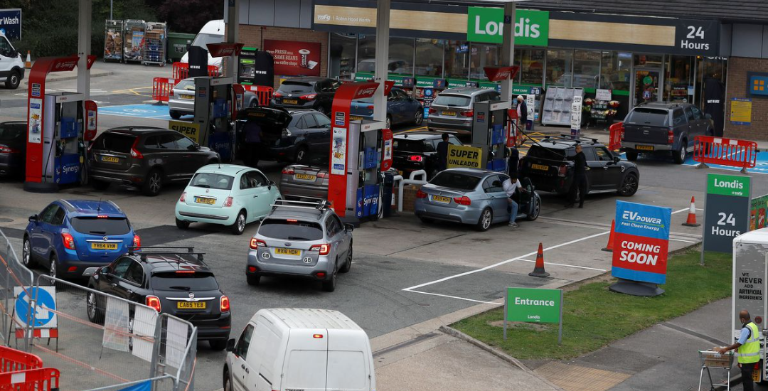 Criză de benzină în Marea Britanie. Şoferii stau cu orele la coadă la benzinării ca să-și ia de băut, că fără benzină se poate trăi