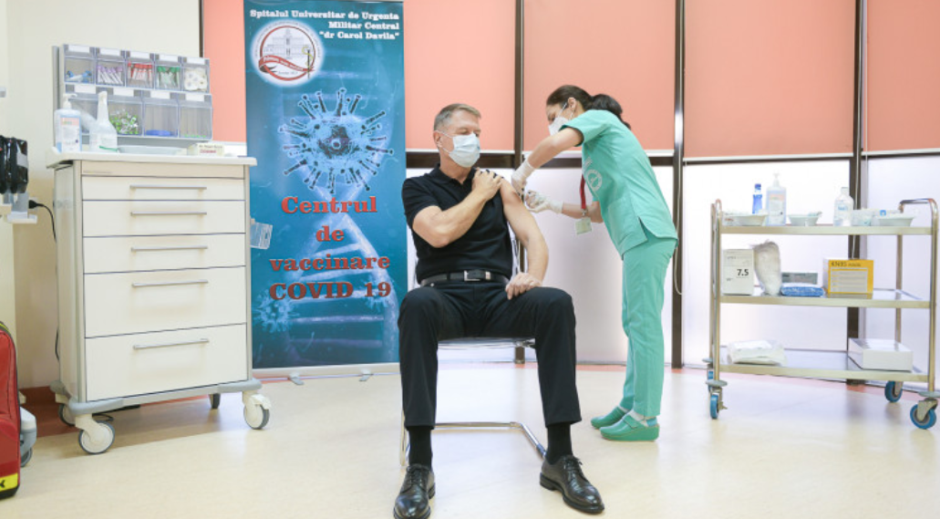 Iohannis și-a făcut a treia doză de vaccin și în curând urmează să-l desemneze pe Dan Barna premier